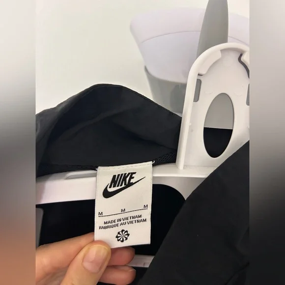 WOMEN'S NIKE SPORTSWEAR ESSENTIAL WINDRUNNER WOVEN JACKET - Picture 7 of 10